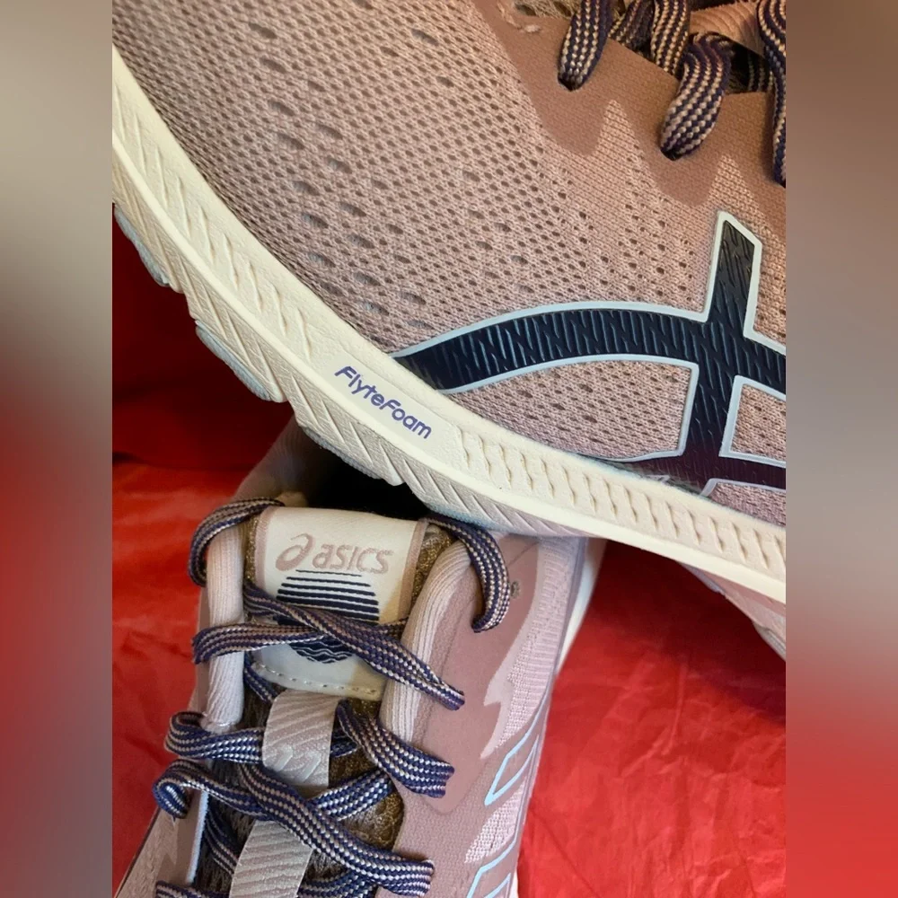 ASICS - Picture 2 of 13